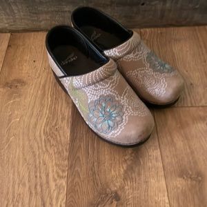 Dansko floral clogs size 39-barely worn